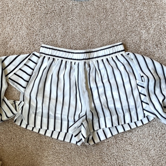 J.O.A. Los Angeles Tie Front Shorts - Picture 4 of 8